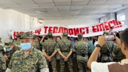 Сотта "халық террорист емес" деп плакат көтерген белсенді 15 тәулікке қамалды
