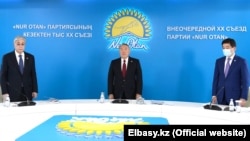 "Нұр Отан" партиясының съезі. Солдан оңға: Қазақстан президенті Қасым-Жомарт Тоқаев, Қазақстанның бұрынғы президенті, партия төрағасы Нұрсұлтан Назарбаев, төрағаның бірінші орынбасары Бауыржан Байбек. Нұр-Сұлтан, 25 қараша 2020 жыл.