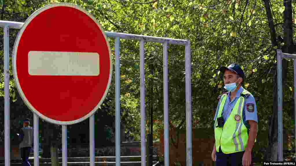 Билік келісімін берген наразылық акциясы өтіп жатқан жерде тұрған полиция қызметкері. Алматы, 13 қыркүйек 2020 жыл.