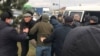 Полиция "митинг орнынан" адамдарды ұстап жатыр. Шымкент, 4 қаңтар 2022 жыл.