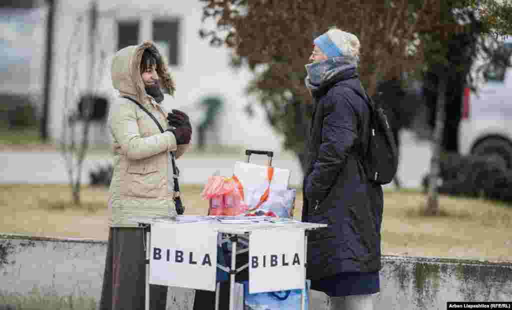 Призрен қаласында Библиямен жүрген әйел. Христиандар Косовода азшылық болып саналады, халықтың 95 пайызы - мұсылмандар. Басри Орукаж түсірген сурет. &nbsp;