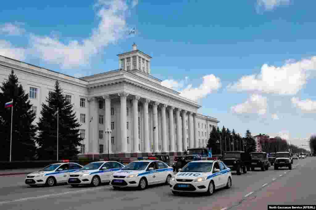 Мереке кезінде тәртіпті бақылап жүрген полиция көліктері