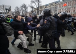 Полиция наразылыққа шыққан адамдарды ұстап әкетіп жатыр. Мәскеу, 23 қаңтар 2021 жыл.