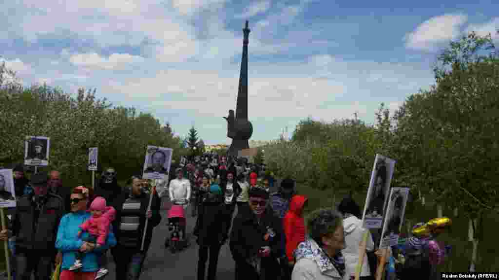 &laquo;Мәңгілік полк&raquo; шеруіне қатысушылар Астанадағы &laquo;Отан қорғаушылар&raquo; ескерткіші жанынан өтіп барады.