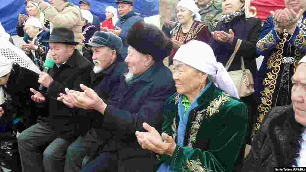 Той басында бата беріп отырған ақсақалдар.&nbsp;