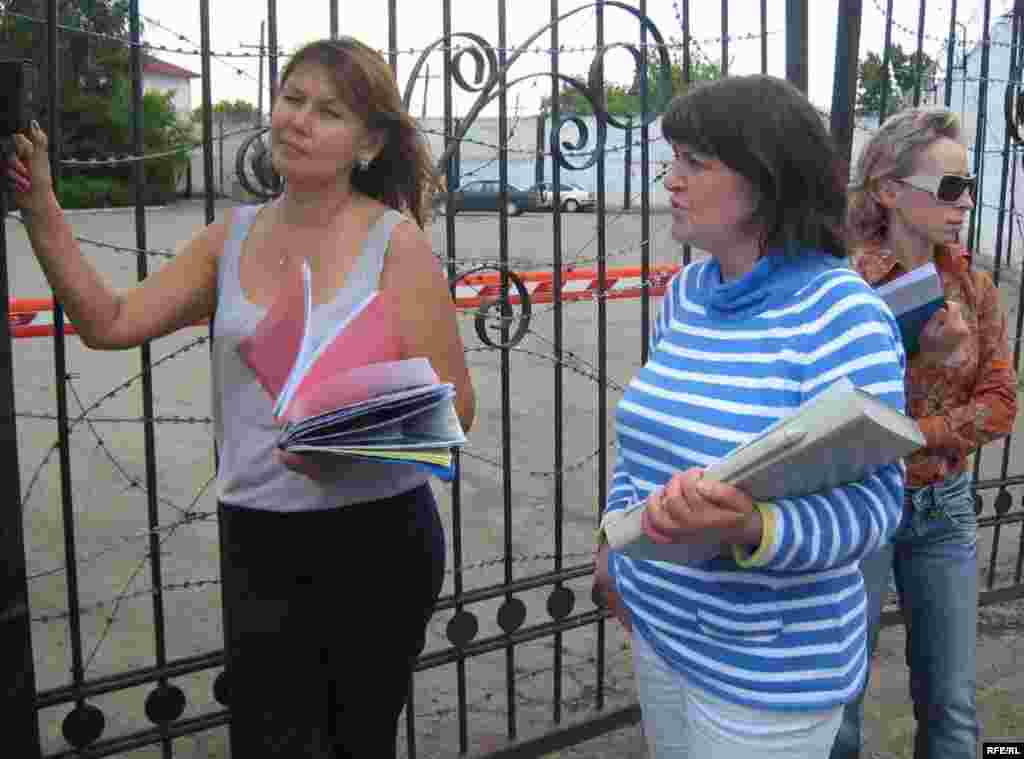 Kazakhstan – Dzhamila Dzhakisheva (L-R), Malkhaz Tsotsoriya, Natalia Parfyonova , Wifes of «Kazatomprom» company top-managers, wait for permission to see their husbands in front of Kazakh KNB Detention center. Astana, 04Jun2009 - Жены арестованных топ-менеджеров компании «Казатомпром» Джамиля Джакишева, Марийка Цоцория и Наталья Парфенова пытаются добиться свидания со своими мужьями. Астана, следственный изолятор КНБ, 4 июня 2009 года. 