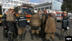 Кеншілер Распадский шахтасында құтқару операциясына дайындалып жатыр. Қарағанды облысы, 24 маусым 2010 жыл. (Көрнекі сурет)