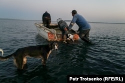 Ағайынды Сержан мен Нұржан таң мезгілінде теңізге балық аулауға шығып бара жатыр. Қызылорда облысы, 4 шілде, 2024 жыл.