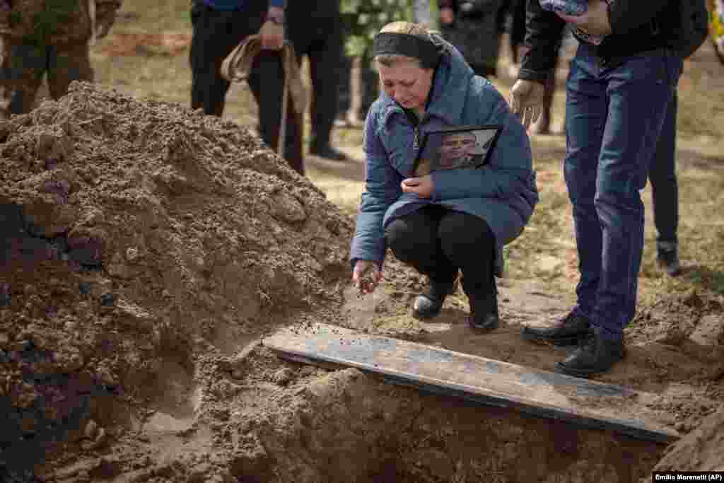 Ирина Тромса 24 жастағы ұлы Богданның қабірінің басында отыр. Богдан Украина әскері сапында соғысып қаза болды. Буча, 23 сәуір 2022 жыл.&nbsp;