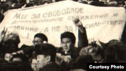 1986 жылы желтоқсанның 17-18 күндері КПСС орталық комитетінің шешіміне наразы қазақ жастарының Алматының орталық алаңындағы шеруі кезінде түсірілген сурет.