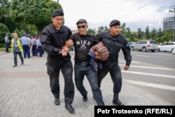 Полиция алаңға келгендердің бірін әкетіп барады. Алматы, 10 маусым 2019 жыл.