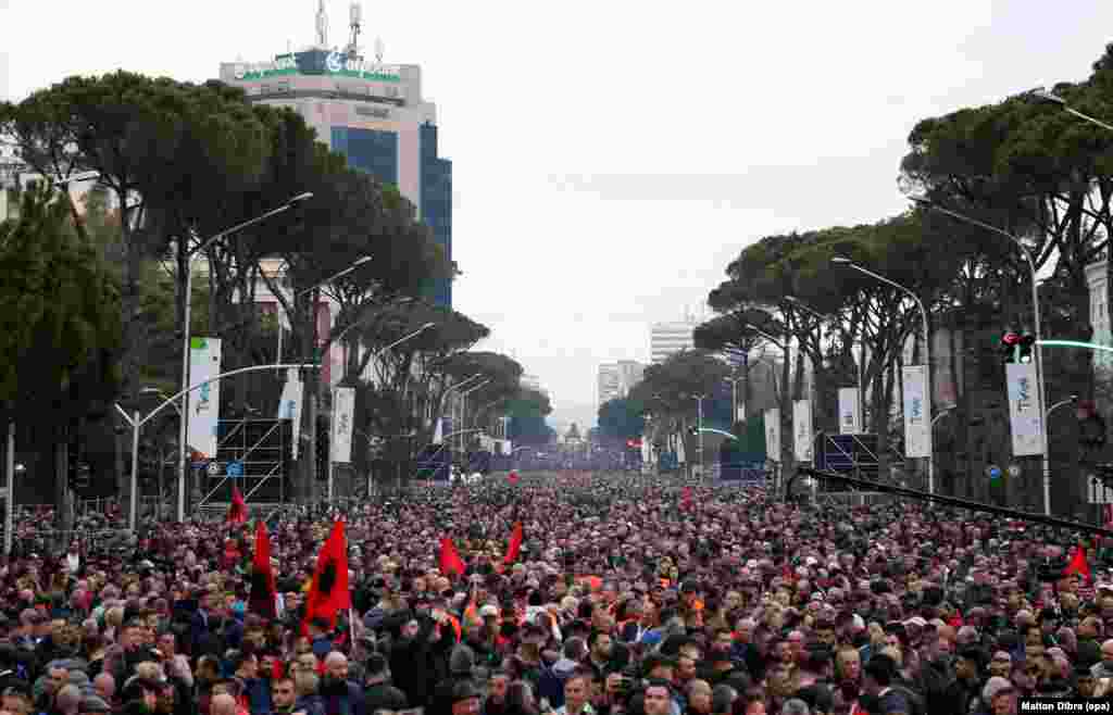 Албания, 2 наурыз: Тиранадағы саяси митинг. 8 наурызда Албанияда Италиядан оралған бір ер адам мен оның әкесінен вирус табылды. Соңғы дерек бойынша, мұнда төрт адам вирустан көз жұмған.&nbsp; &nbsp;