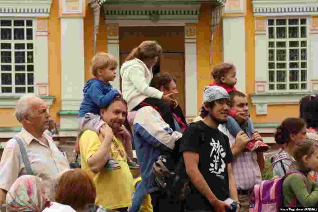 Мерекелік концертті тамашалап тұрған жұрт.