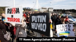 Ресейдің Украинаға соғыс ашқанына қарсылық білдіріп, митингіге шыққан адамдар. Подгорица, Черногории. 27 ақпан 2022 жыл.