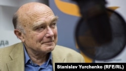 Доктор исторических наук, заведующий отделом Истории Украины 20-30х гг. ХХ века Института истории Национальной академии Наук Украины Станислав Кульчицкий