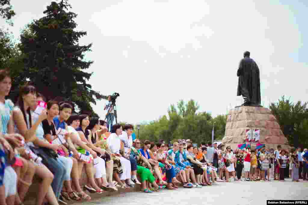 Республика алаңы алдына 400 жуық адам жиналды. Көбі - студенттер, мемлекеттік қызметкерлер, зейнеткерлер мен волонтерлар.&nbsp;