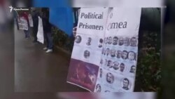 Крымскотатарские активисты провели акцию протеста у посольства России в Бельгии (видео)